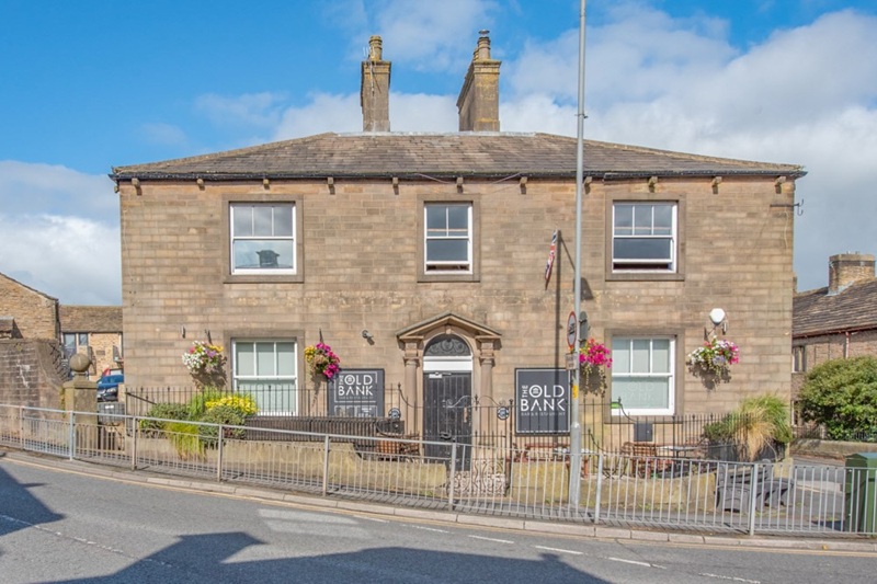 Spectacular Commercial Premises fully equipped with all fixtures and fittings, ready for immediate occupation!